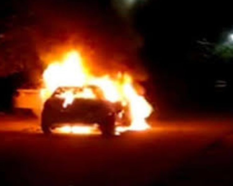 दुखद हादसा: कार में आग लगने से दो लोगो की जिंदा जलकर मौत