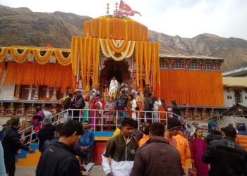 दीपावली के शुभ अवसर पर बदरीनाथ- केदारनाथ मंदिर फूलों से सजा