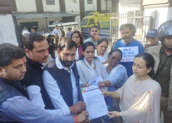 दून अस्पताल मे राष्ट्रवादी रीजनल पार्टी का उग्र प्रदर्शन