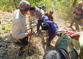 दुखद:हादसा: अनियंत्रित होकर वाहन गहरी खाई में गिरा।कई लोगो की मरने की आशंका
