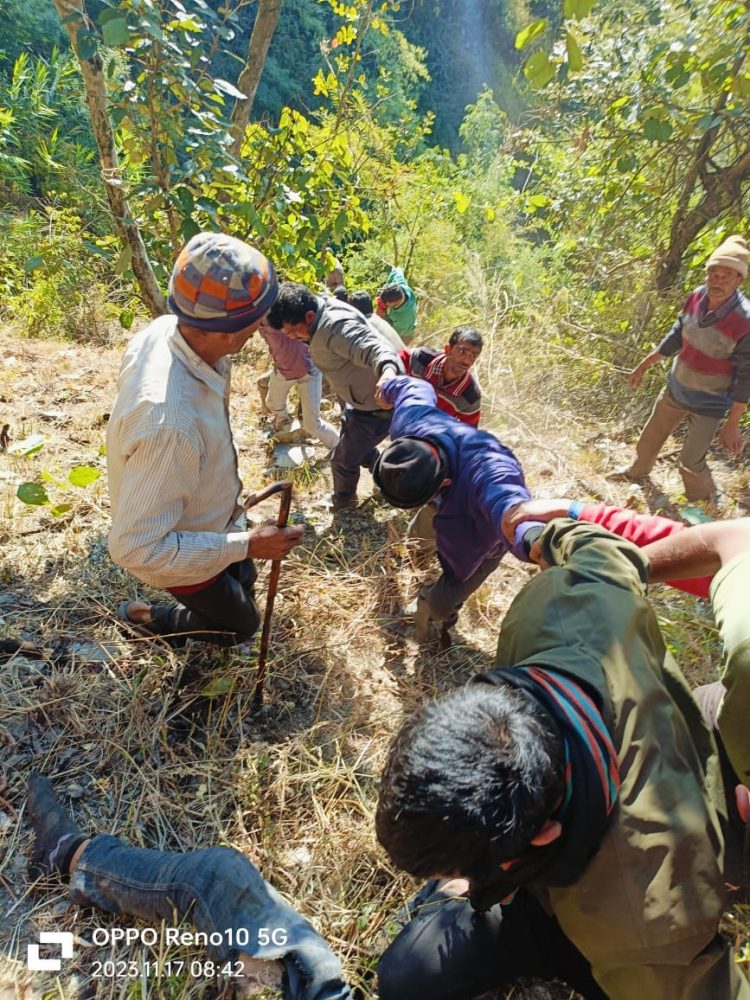 दुखद:हादसा: अनियंत्रित होकर वाहन गहरी खाई में गिरा।कई लोगो की मरने की आशंका