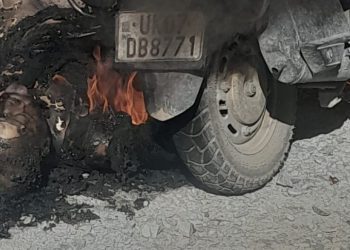 शर्मनाक: युवती ने बीच सड़क में खुद पर पेट्रोल डालकर लगाई आग