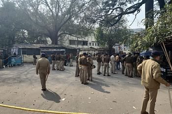 बड़ी खबर: कोविड कर्मचारी पेट्रोल की बोतल लेकर पहुंचे राजभवन। की आत्मदाह की कोशिश