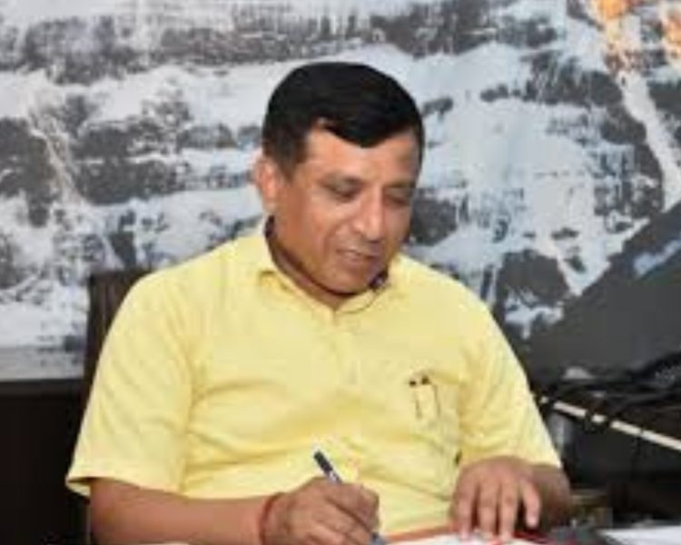 उत्तराखंड के इन आईएएस अफसर की दिवाली है कुछ खास, त्योहार और जन्मदिन पर ऐसे बच्चों के साथ बांटते हैं खुशियां