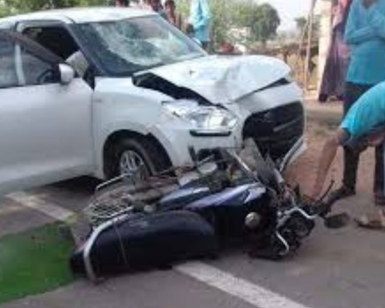 हादसा : नशे में धुत कार सवार ने स्कूटी और ऑटो को मारी टक्कर,दो लोग गंभीर रूप से घायल