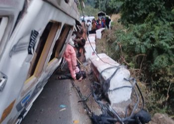 दुखद हादसा: टेंपो ट्रैवल पलटने से दो महिलाओं की मौके पर  मौत