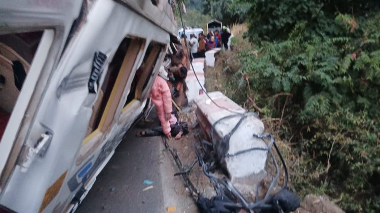 दुखद हादसा: टेंपो ट्रैवल पलटने से दो महिलाओं की मौके पर  मौत