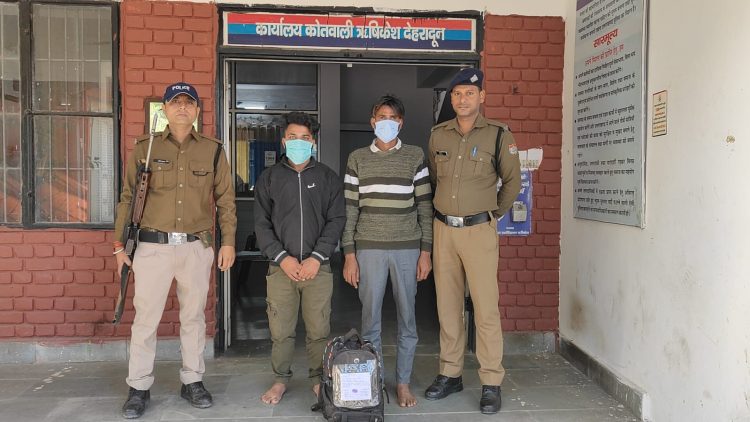 बिग ब्रेकिंग: ई-रिक्शा में 04 किलो गांजे की तस्करी करते 02 अभियुक्त गिरफ्तार