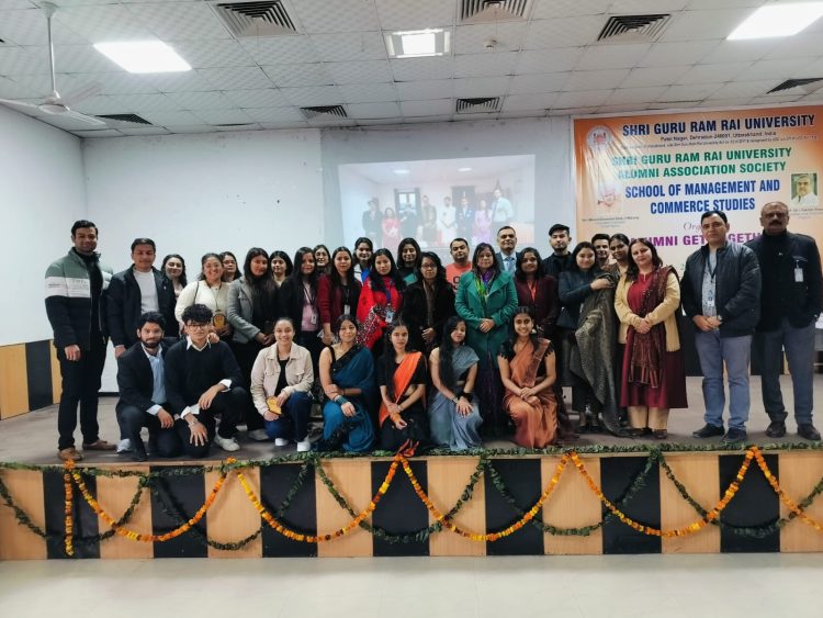 श्री गुरु राम राय विश्वविद्यालय पहुंचे श्रीमहंत देवेन्द्र दास, सालों बाद अपने साथियों से मिलकर हुए भावुक