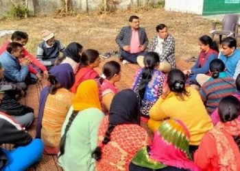 बिग ब्रेकिंग : IAS अफसर ने जमीन पर बैठकर लगाई चौपाल,सोशल मीडिया में लोग कर रहे जमकर तारीफ