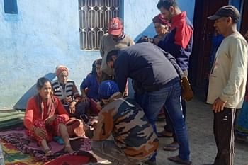 गुलदार का आतंक: पति के साथ बाइक पर बैठकर जा रही महिला पर गुलदार ने किया हमला