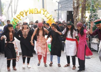 श्री महंत इन्दिरेश अस्पताल में डाॅक्टरों व स्टाफ ने धूमधाम से मनाया नया साल