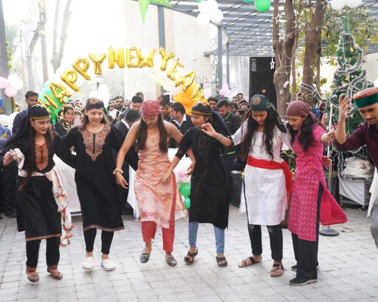 श्री महंत इन्दिरेश अस्पताल में डाॅक्टरों व स्टाफ ने धूमधाम से मनाया नया साल