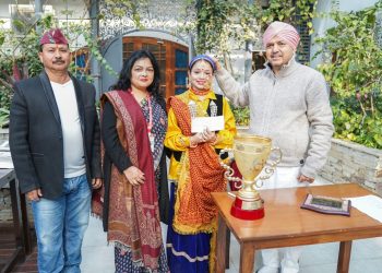 एसजीआरआर विश्वविद्यालय ने पूर्व  छात्रा सृष्टि को किया सम्मानित