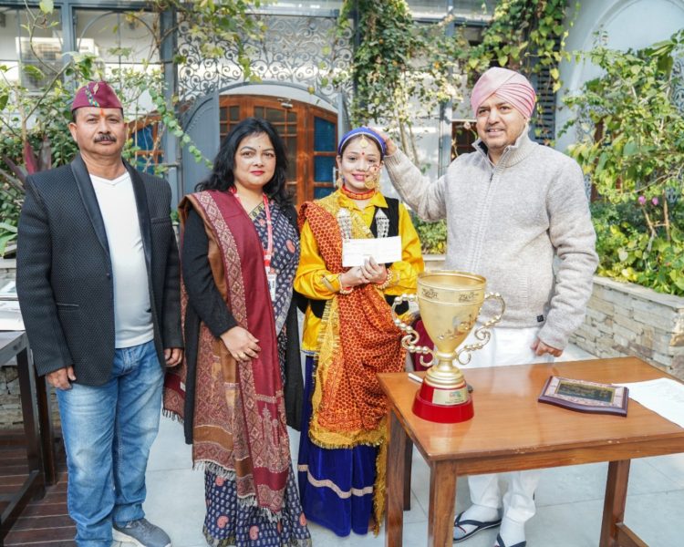 एसजीआरआर विश्वविद्यालय ने पूर्व  छात्रा सृष्टि को किया सम्मानित