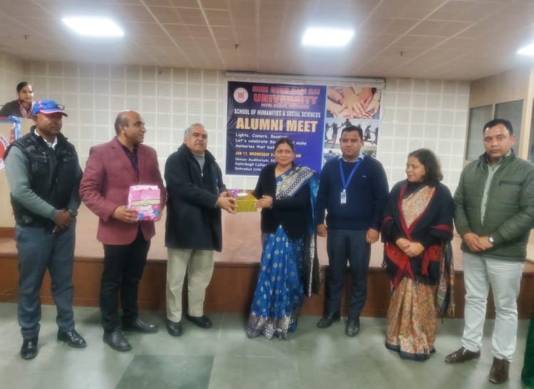 सफल छात्र.छात्राएं जूनियरों का भी मार्ग प्रशस्त करें : कुलाधिपति