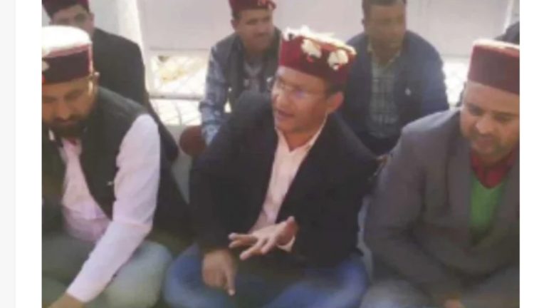 बड़ी खबर : बीजेपी विधायक ने अपनी ही सरकार के खिलाफ खोला मोर्चा,बैठे धरने पर