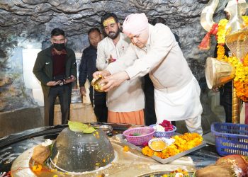 श्रीमहंत देवेन्द्र दास जी महाराज ने टपकेश्वर महादेव में टेका मत्था