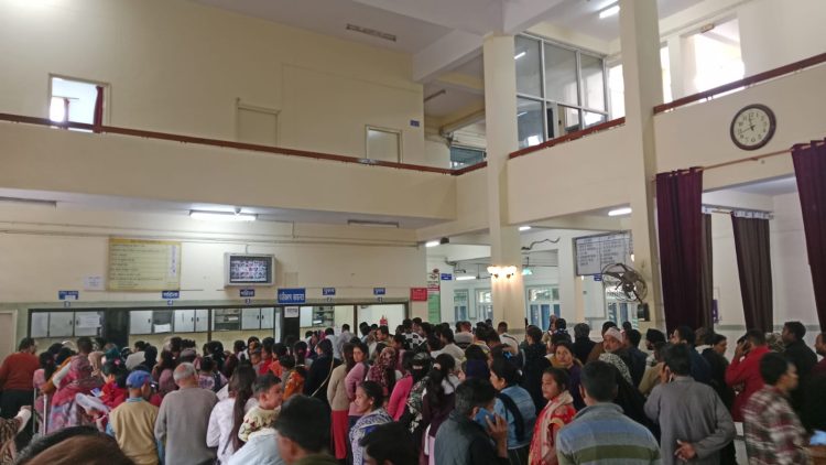 हल्द्वानी कर्फ्यू से आजादी का असर : सुशीला तिवारी ओपीडी में दिखा:-दो सप्ताह बाद मरीजों की लंबी कतार