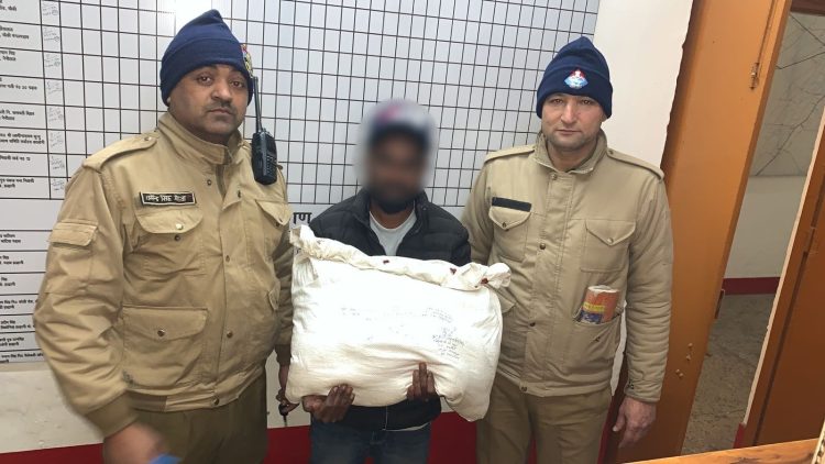 हल्द्वानी:-बेलबाबा मंदिर के पीछे बिक रही थी,अवैध कच्ची शराब पुलिस ने किया गिरफ्तार