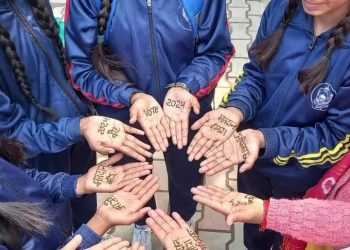 उत्तराखंड:-मतदान के प्रति जागरूकता का अनोखा तरीका,यहां हाथों में मेंहदी लगाकर किया वोट के प्रति जागरूक