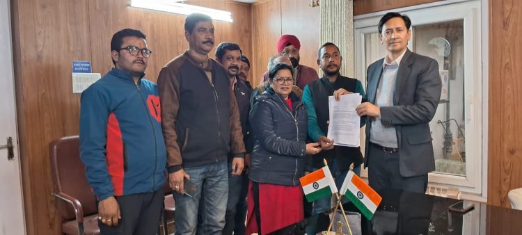 बनभलपुरा हिंसा :  घायल पत्रकारों वा क्षतिग्रस्त वाहनों का मिले उचित मुवावजा,कुमाऊं आयुक्त को सौंपा ज्ञापन
