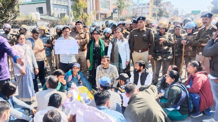 राष्ट्रवादी रीजनल पार्टी के नेतृत्व में कोविड कर्मचारियों का विधानसभा कूच।जमकर किया हंगामा