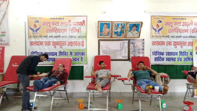 हल्द्वानी:-आलू फल आढ़ती व्यापारी एसोसिएशन द्वारा लगाया गया रक्तदान शिविर,रक्तदाताओं ने बढ़ चढ़कर किया प्रतीभाग