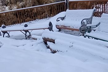 उत्तराखंड के पर्यटन स्थलों में बर्फबारी, सफेद चादर में लिपटी खूबसूरत वादियां