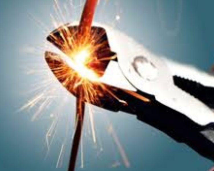 बिजली विभाग ने आम नागरिकों के तो कनेक्शन काटे,लेकिन सरकारी कार्यालय पर भी करोड़ों का बकाया:-उनका क्या?