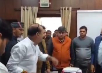 टेंडर न मिलने पर बौखलाए बीजेपी विधायक महेश जीना, देहरादून नगर निगम में जमकर किया हंगामा