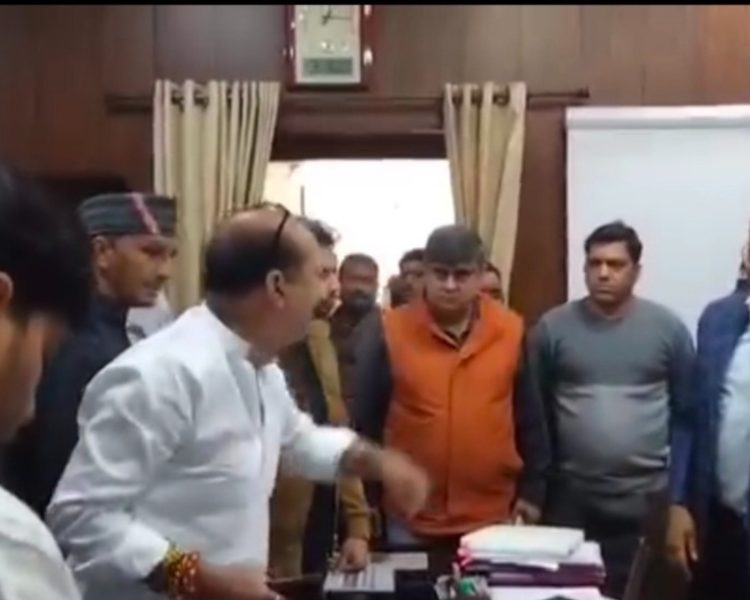 टेंडर न मिलने पर बौखलाए बीजेपी विधायक महेश जीना, देहरादून नगर निगम में जमकर किया हंगामा