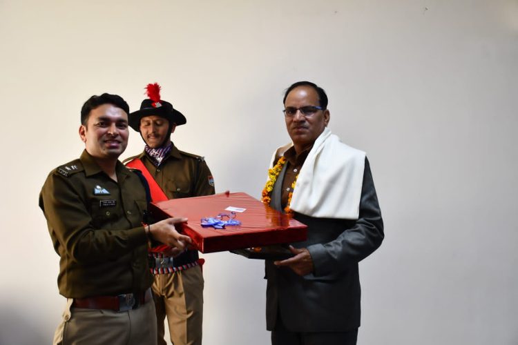 उत्तराखंड पुलिस के नैनीताल जिले से सेवानिवृत्त हो रहे पुलिस कर्मियों को एस०एस०पी० नैनीताल ने किया सम्मानित