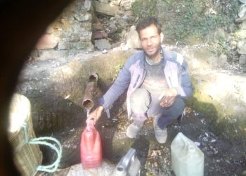 बड़ी खबर : उत्तराखंड के इस गांव में घोड़े खच्चर और पीठ में पानी ढोने को मजबूर हैं ग्रामीण