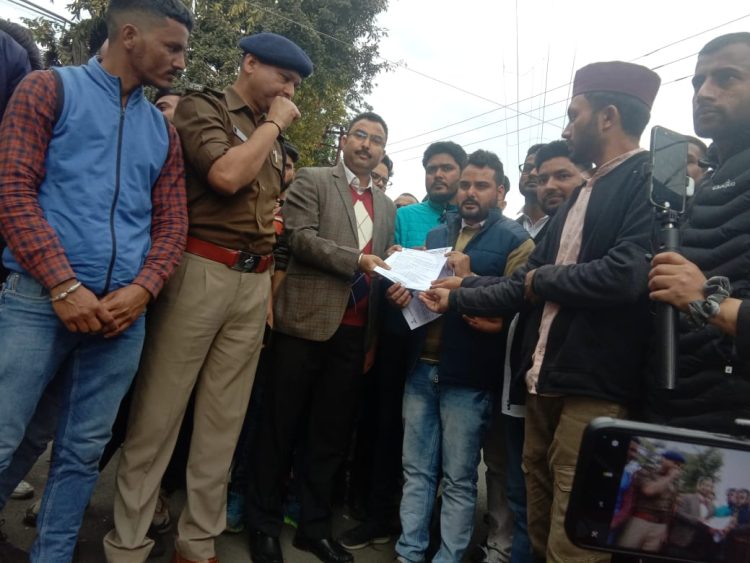 18 सूत्रीय मांगो को लेकर उत्तराखंड बेरोजगार संघ ने किया मुख्यमंत्री आवास कुच