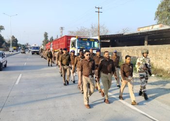 आगामी लोकसभा चुनाव देखते हुए नैनीताल पुलिस की तैयारी:हल्द्वानी लालकुआं क्षेत्र में किया फ्लैग मार्च