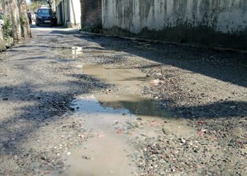 सड़क बनने में लगते हैं 10 वर्ष और उखड़ने में मात्र दो माह,हल्द्वानी की सड़क खोलती सरकार के विकास और जीरो टॉलरेंस की पोल