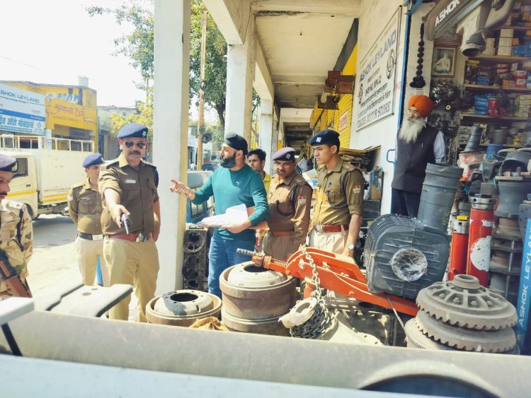 111 कबाड़ी, 143 मोटर गैराज, 32 रिपेयरिंग की दुकानो की चैकिंग कर पुलिस ने 123 लोगों के किए चालान
