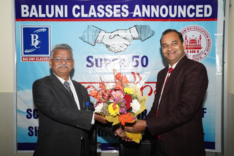 एसजीआरआर के 50 विद्यार्थियों को  बलूनी क्लासेज़ कराया मेडिकल की फ्री कोचिंग