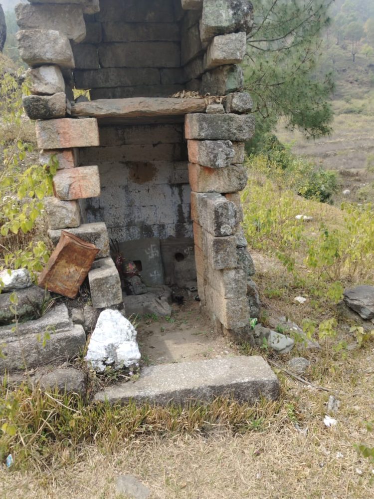 पलायन का दर्द,खंडहरों में अब सिर्फ़ इंसान के मकान नहीं,उत्तराखंड के ऐतिहासिक देवताओं के मंदिर भी हो रहे तब्दील