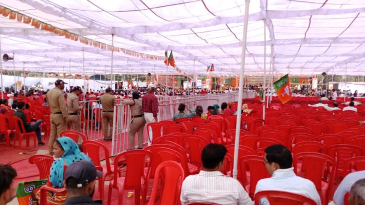 ऐसे कौन से थे समर्थक,जबतक मुख्यमंत्री धामी मंच पर बोलने आएं कुर्सियां हो गई खाली,तो वोट सिर्फ़ मोदी के नाम पर