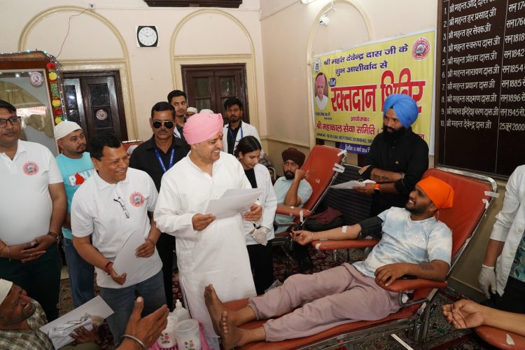 श्री दरबार साहिब एवम् श्री झण्डा साहिब में चला दर्शनों व मनौतियों का क्रम