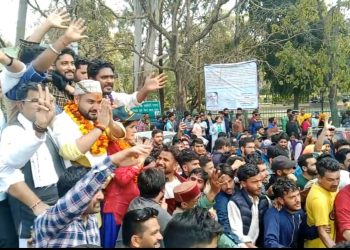 टिहरी निर्दलीय प्रत्याशी बॉबी पवार की नामांकन रैली में उतरा जन सैलाब, भाजपा कांग्रेस की बढ़ी चिंताएं