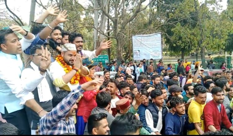 टिहरी निर्दलीय प्रत्याशी बॉबी पवार की नामांकन रैली में उतरा जन सैलाब, भाजपा कांग्रेस की बढ़ी चिंताएं