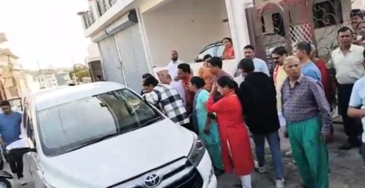 बड़ी खबर : मोदी है मजबूरी बॉबी है जरूरी के नारे लगाकर नाराज जनता ने किया रानी का विरोध