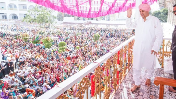 गुरु मंत्र पाकर धन्य धन्य हुई गुरु की प्यारी संगतें श्रीमहंत देवेन्द्र दास जी महाराज करेंगे विशेष पूजा अर्चना