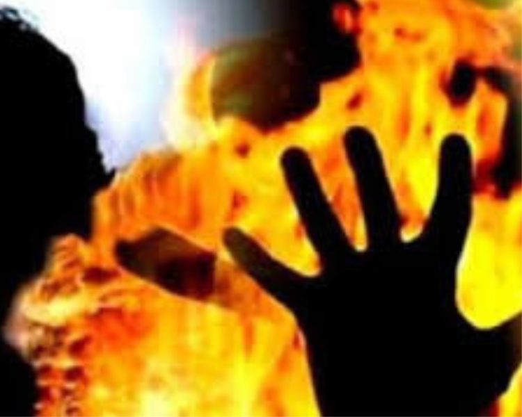 बड़ी खबर : यहां पति-पत्नी ने लगाई खुद पर आग,पड़ोसियों ने बचाई जान