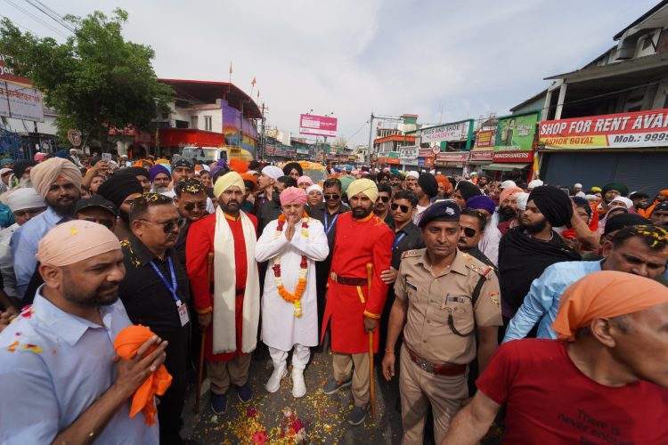 पुष्प वर्षा के साथ नगर परिक्रमा में गूंजे श्री गुरु राम राय जी महाराज के जयकारे