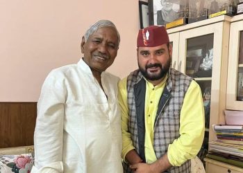 टिहरी निर्दलीय प्रत्याशी बॉबी पंवार और गढ़रत्न नरेंद्र नेगी की ख़ास मुलाकात,मांगा मार्गदर्शन और आशीर्वाद