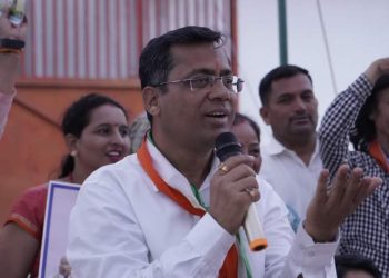 प्रकाश जोशी बोले जनता से नज़र नहीं मिला पा रहें भाजपा प्रत्याशी अजय भट्ट,पहन रहें काला चश्मा